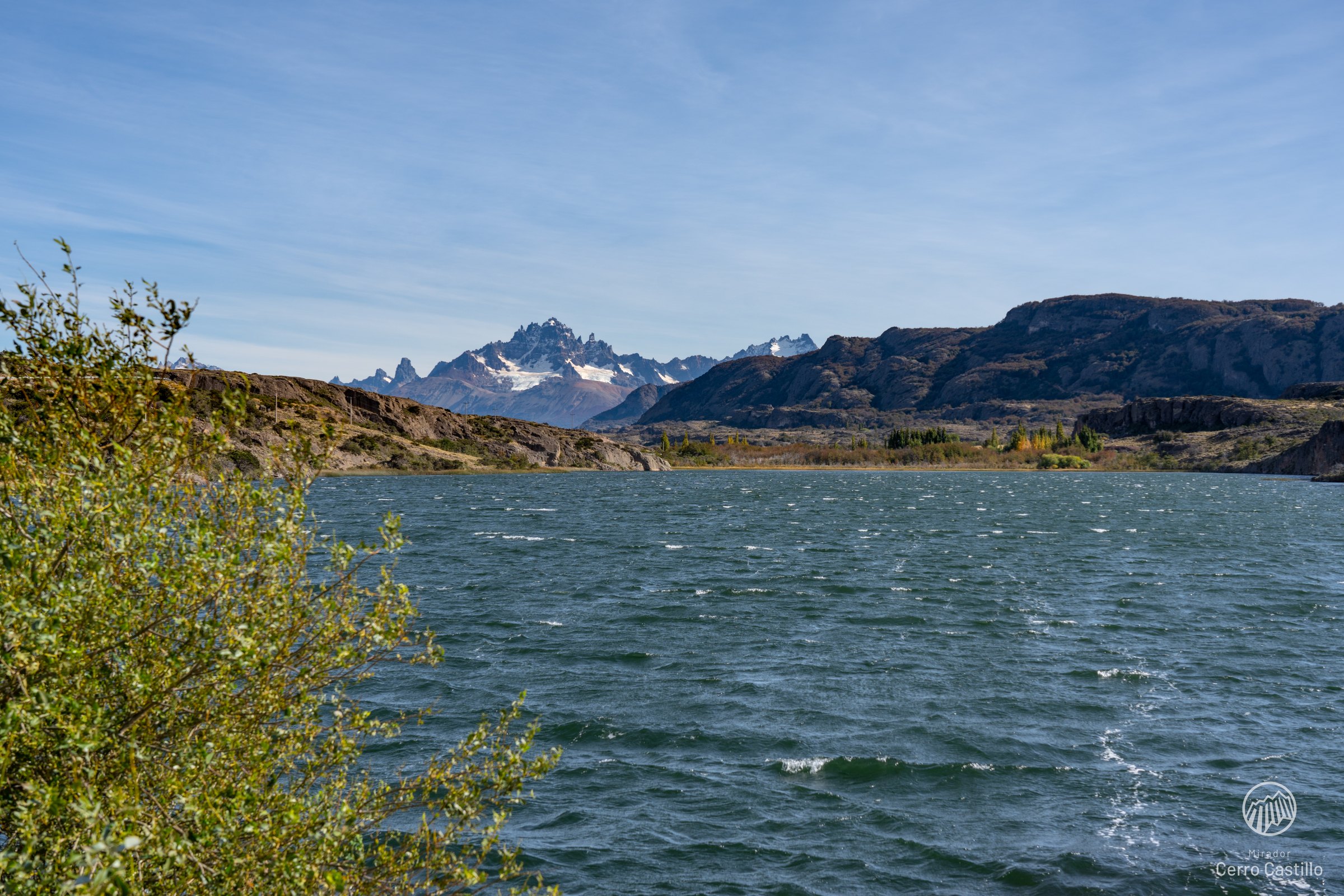 Laguna patagónica con vista al Cerro Castillo